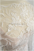 Romantischer Blumen Spitzenstoff Off-White/ hochwertiger bestickter Spitzenstoff mit floralem Muster/ Braut Spitzenstoff// L23-530