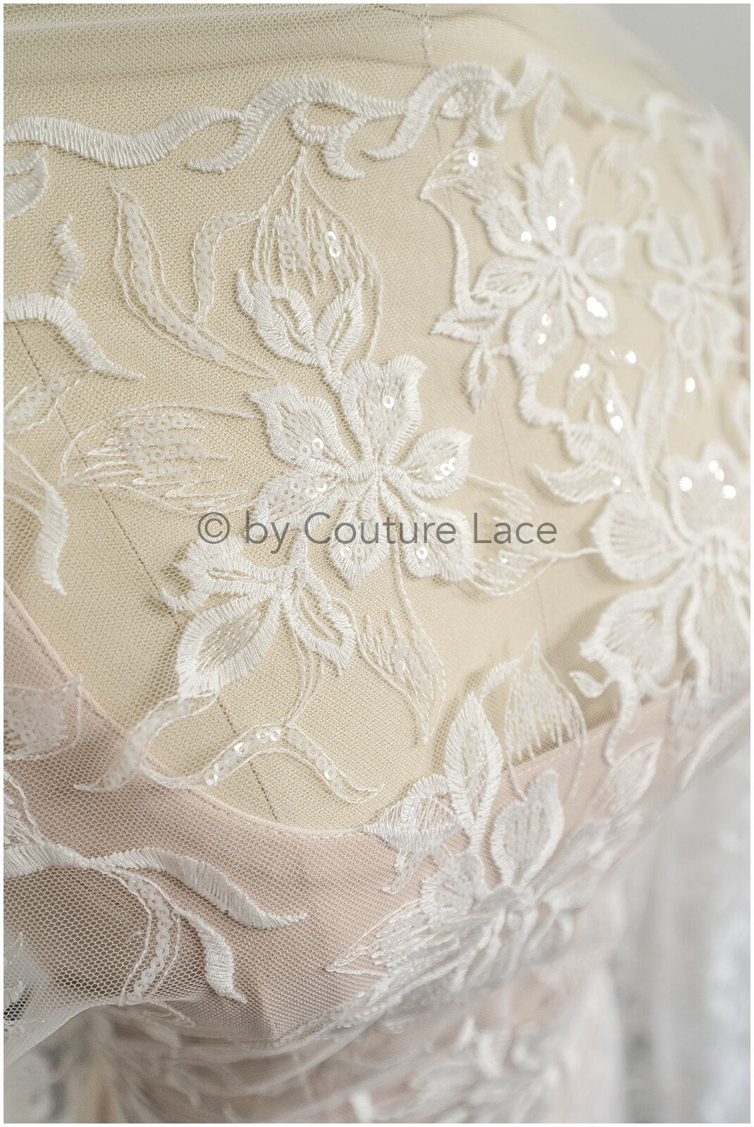 Romantischer Blumen Spitzenstoff Off-White/ hochwertiger bestickter Spitzenstoff mit floralem Muster/ Braut Spitzenstoff// L23-530