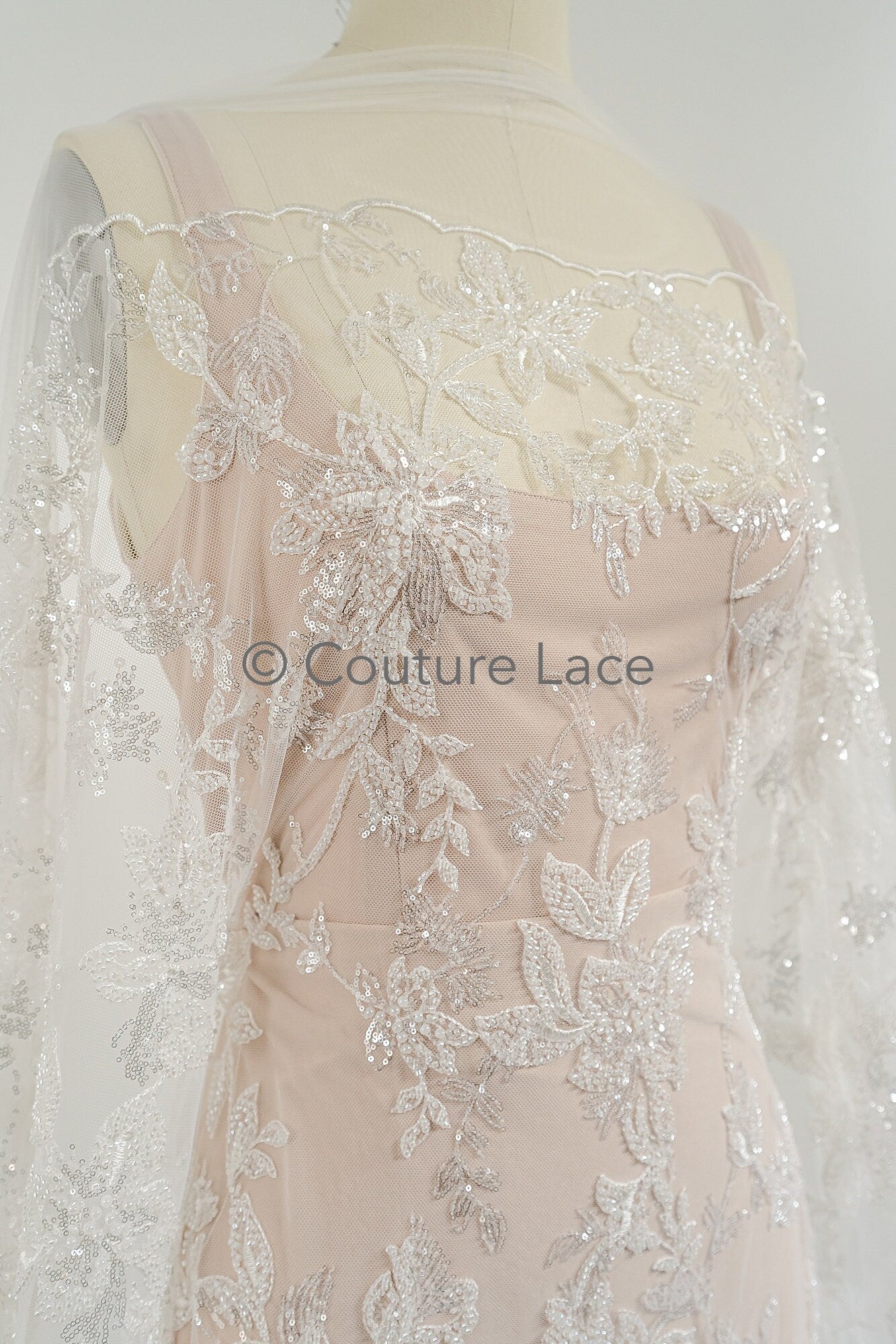Wunderschöner Perlen Spitzen Stoff/ Couture Spitzenstoff mit Perlen & Pailletten/ romantische Perlen Braut Spitze// L23-019