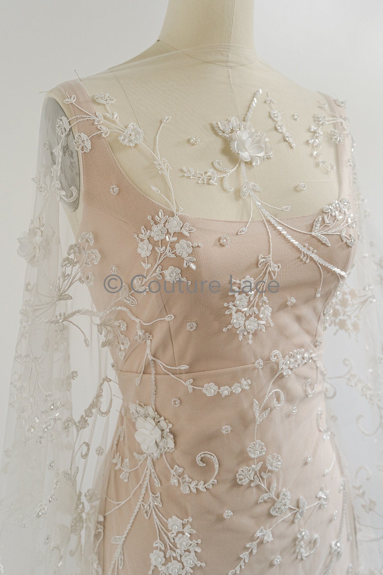 3D Blumen Spitzenstoff/ Braut Spitzenstoff Off-White/ romantischer 3D Blumen Spitzenstoff mit Perlen/ Hochzeit Spitzenstoff// L23-532