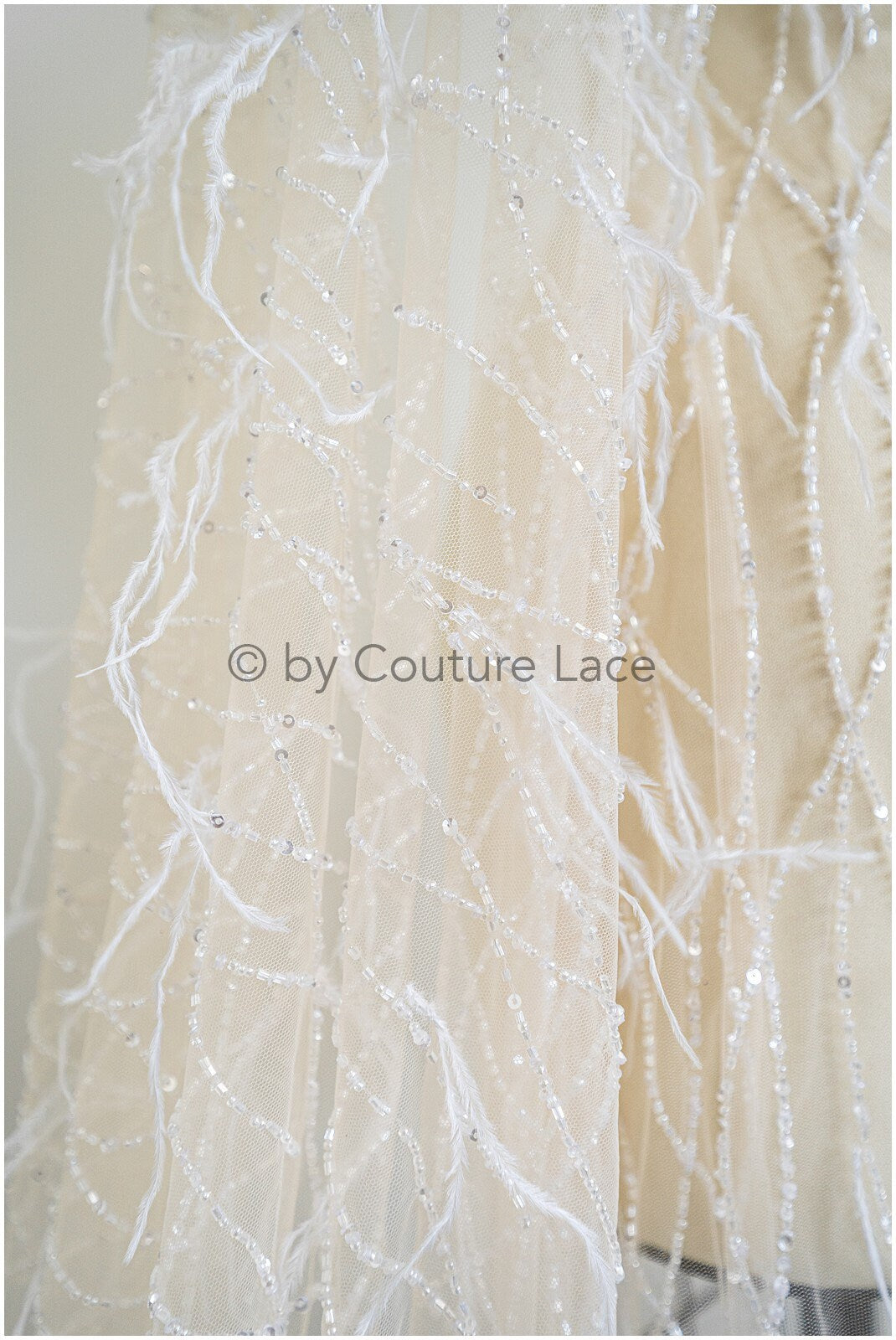 Perlen Spitzenstoff mit Feder/ Spitze mit Perlen & Pailletten/ Champagner nude Spitzenstoff/ romantischer Spitzenstoff/ Hochzeit Spitzenstoff// L23-246