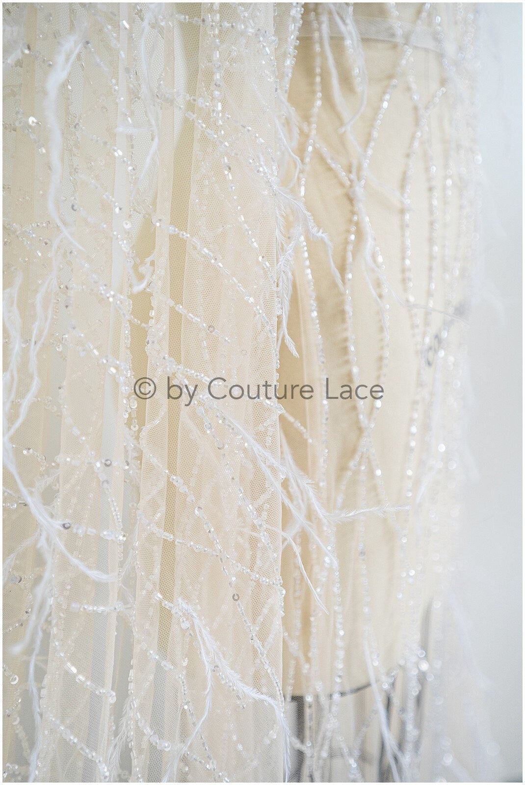 Perlen Spitzenstoff mit Feder/ Spitze mit Perlen & Pailletten/ Champagner nude Spitzenstoff/ romantischer Spitzenstoff/ Hochzeit Spitzenstoff// L23-246