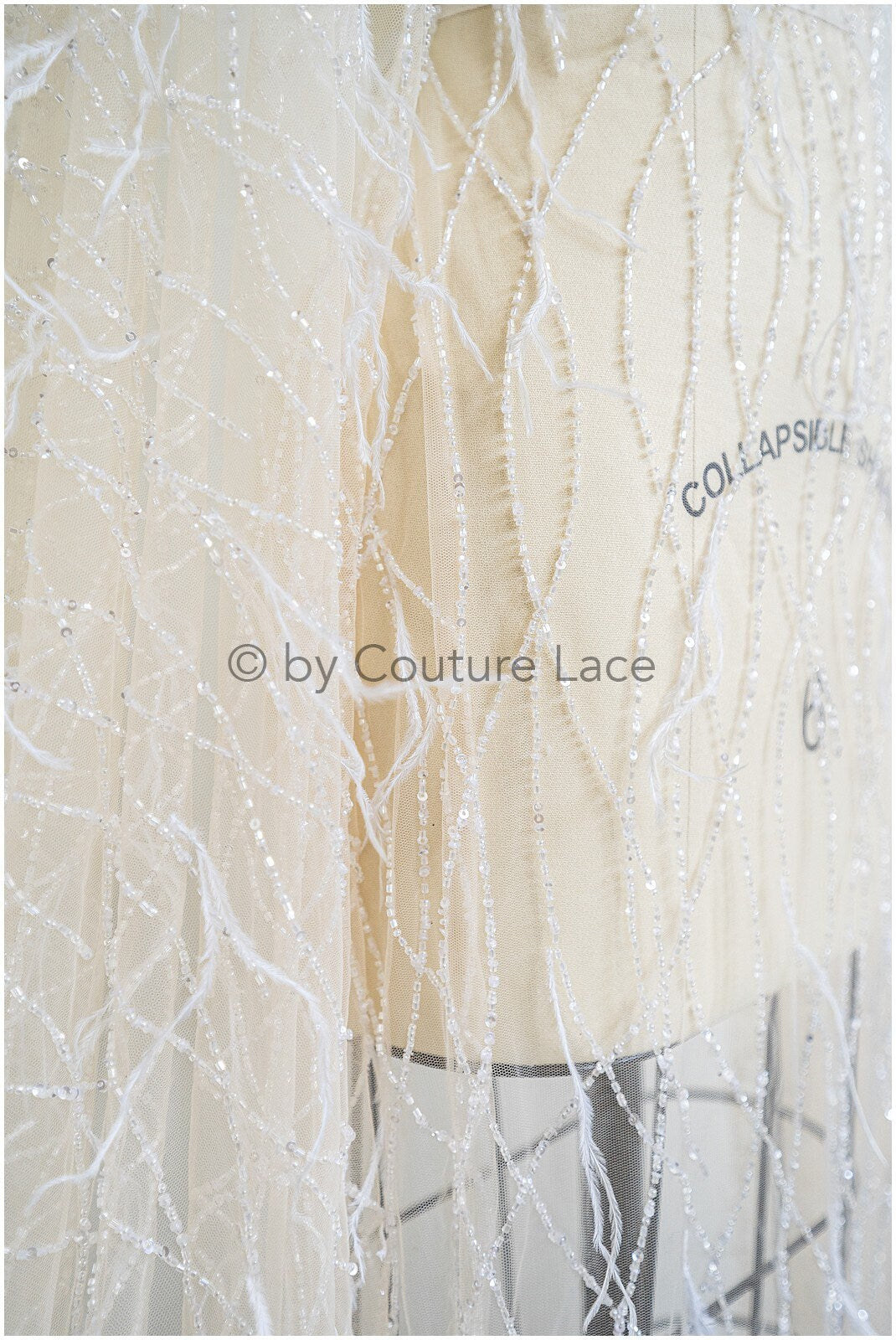 Perlen Spitzenstoff mit Feder/ Spitze mit Perlen & Pailletten/ Champagner nude Spitzenstoff/ romantischer Spitzenstoff/ Hochzeit Spitzenstoff// L23-246