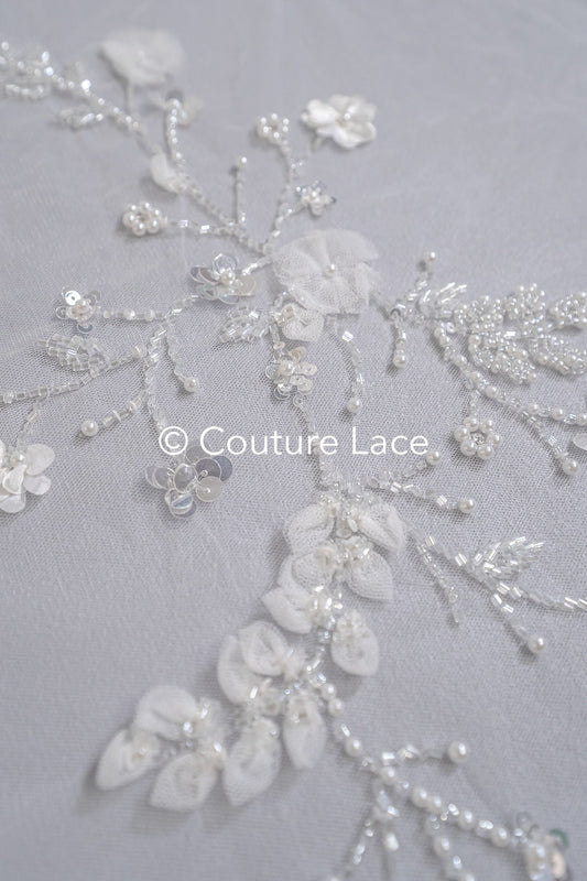 3D Spitzenstoff Off-White/ Spitzenstoff mit 3D Blüten & Perlen/ Spitzenstoff mit floralen Ornamenten/ Brautspitze mit Blumen// L23-668
