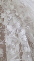 3D Blüten bestickte Brautspitze, Brautstoff mit Stickerei für Brautkleider mit kleinen Blumen  // L25-741