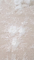 Elegante Spitze mit floralen Applikationen und Perlen – Handgefertigte Brautstoff-Stickerei // L25-843