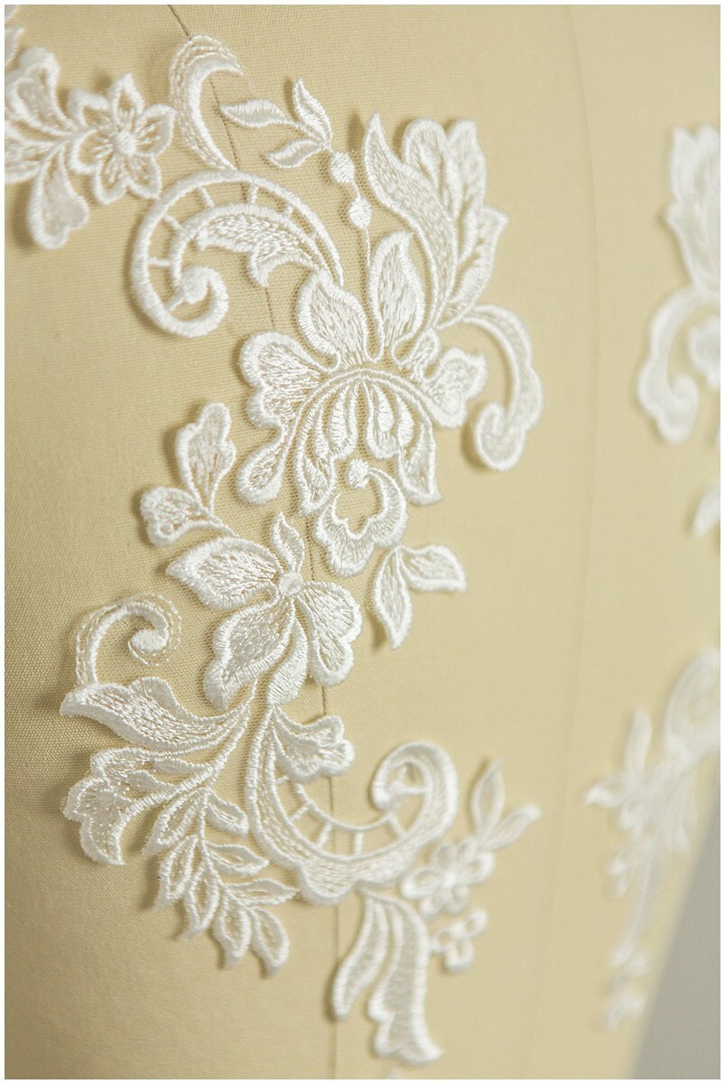 2Stk. Gespiegelte Spitzenblumen Applikation - IVORY/ off-white - Spitzenblume, Spitzenaufnäher, Brautkleid Applikation// A17-013