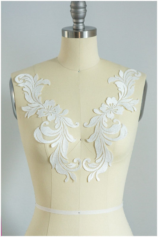 2 Stk. gespiegelte Brautblumen Applikation mit dünnem SILBERfaden, Blumenapplikation, Spitzenblume, Hochzeitskleid Aufnäher, Spitzenaufnäher// A17-027
