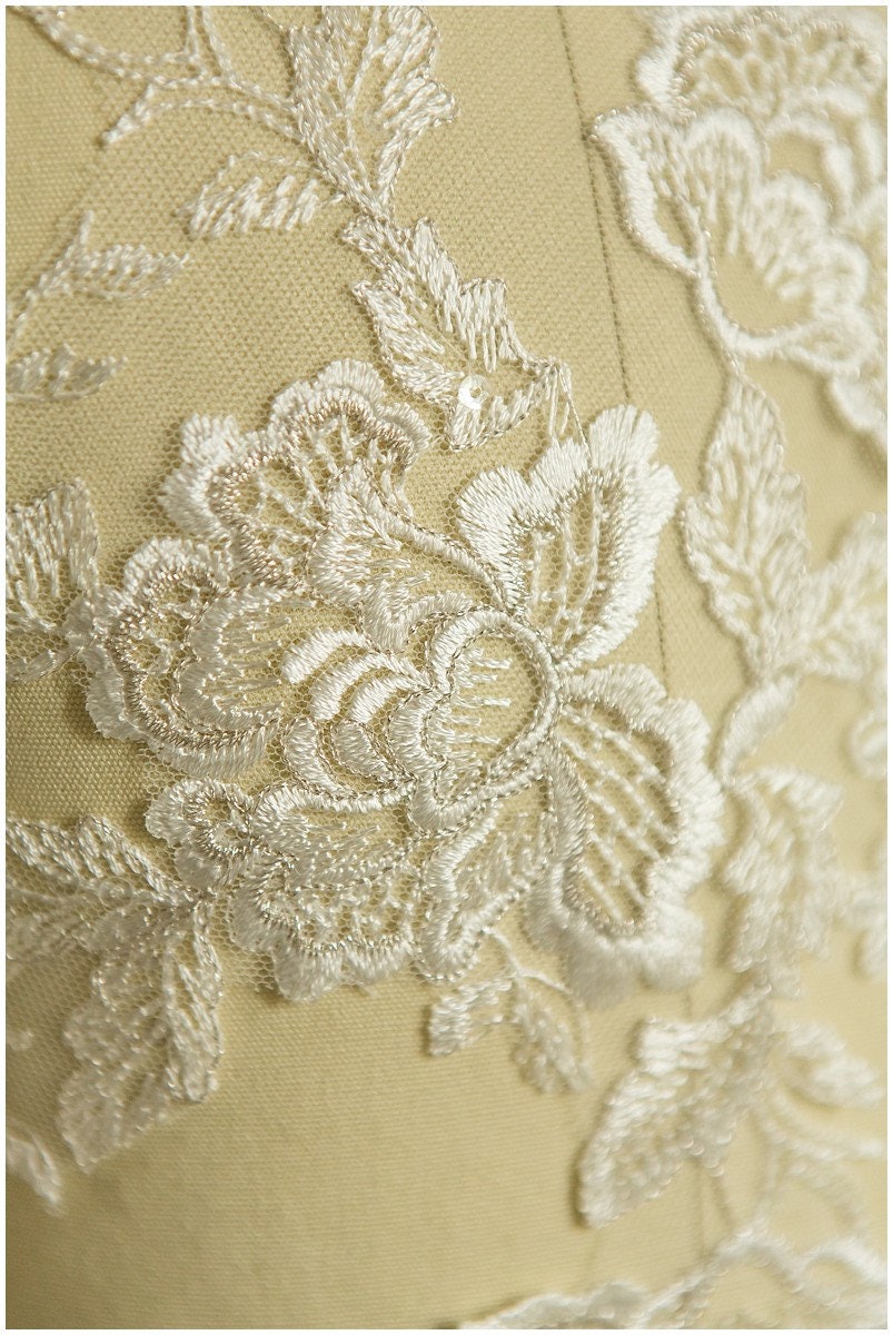 2Stk. gespiegelte Spitzenblumen, Spitzenaufnäher, Spitzenblumen Applikation - IVORY/ SILBER - Brautkleid Applikation, Hochzeitskleid Spitze Blume// A17-055