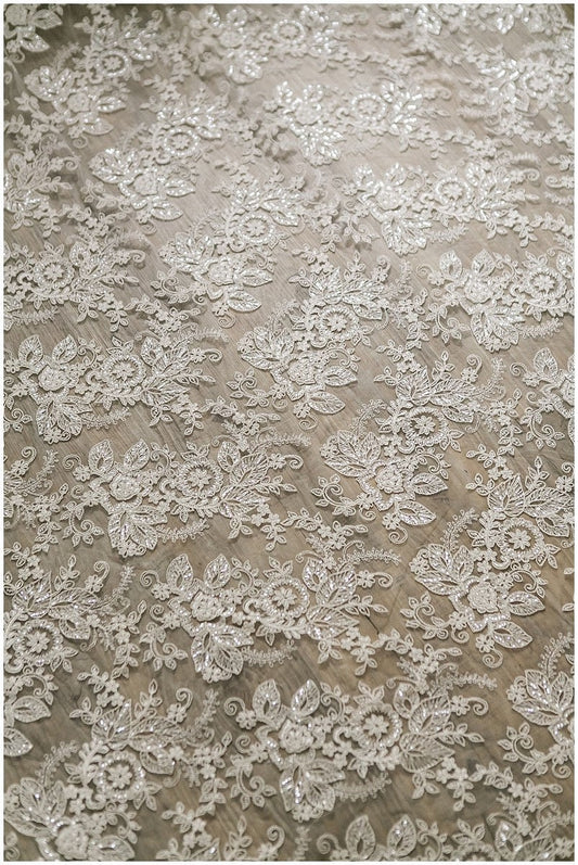 Brautblüten Spitzenstoff mit Pailletten, Hochzeitsspitze, Florale Spitze mit Pailletten, Alencon Spitzenstoff, Schleierspitze// L17-004