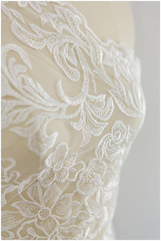 4,6 yds / 4,2 Meter Florales Spitzendesign, schwerer bestickter Braut spitzenstoff, Hochzeitsspitze, Berta Brautspitze, Blumenspitze - off-white//L17-006