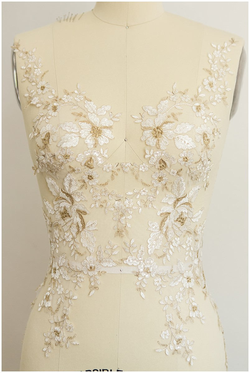 IVORY + GOLD Spitzenblume Applikation, gespiegelte Spitzenblumenplatte, Hochzeitskleid Spitze, Spitzenaufnäher, Brautkleid Applikation, Goldspitze// A17-047