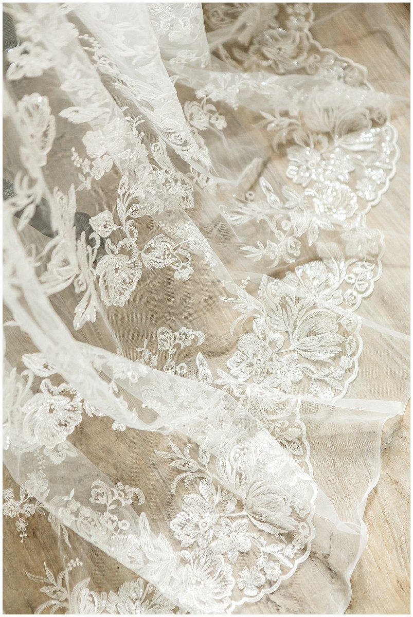 Pailletten Braut Spitzenstoff Off-White/ Floraler Spitzenstoff/ Brautspitze Stoff/ Blumenspitze// L17-026