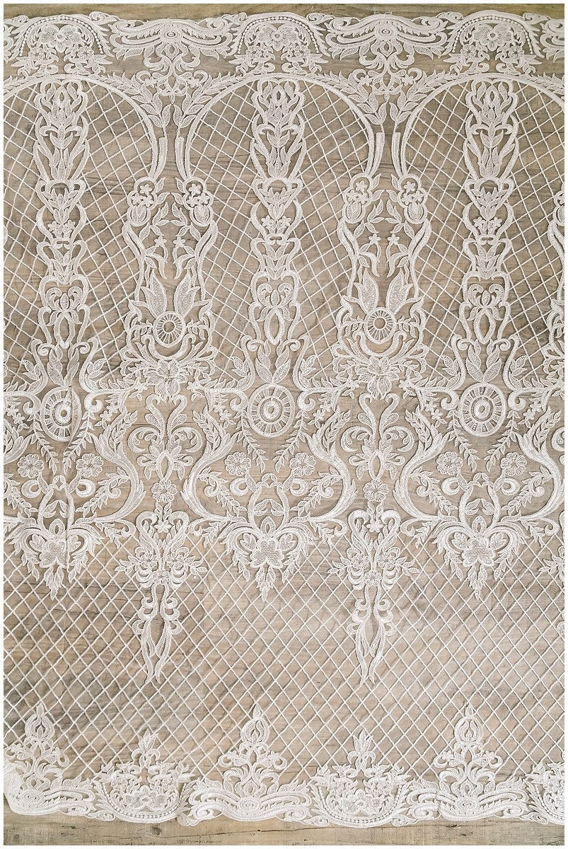 Ornament Hochzeitsspitze mit Netzelementen, Kordel Ornament Spitzenstoff, BrautSpitze Stoff, Pailletten Spitzenstoff, Alencon Spitze// L17-024