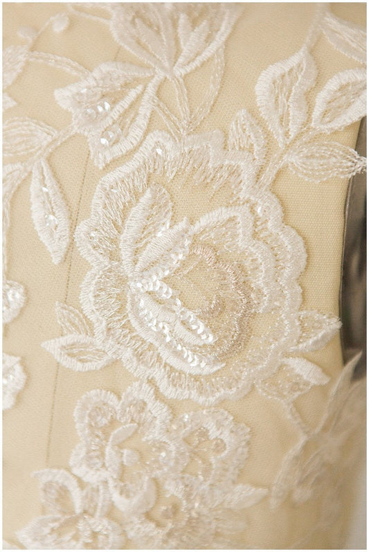 ELFENBEIN/ SILBER - 2Stk. Gespiegelte Spitzenblumen, Spitzenaufnäher, Spitzenblumen Applikation - Brautkleid Applikation, Hochzeitskleid Spitze Blume// A17-052