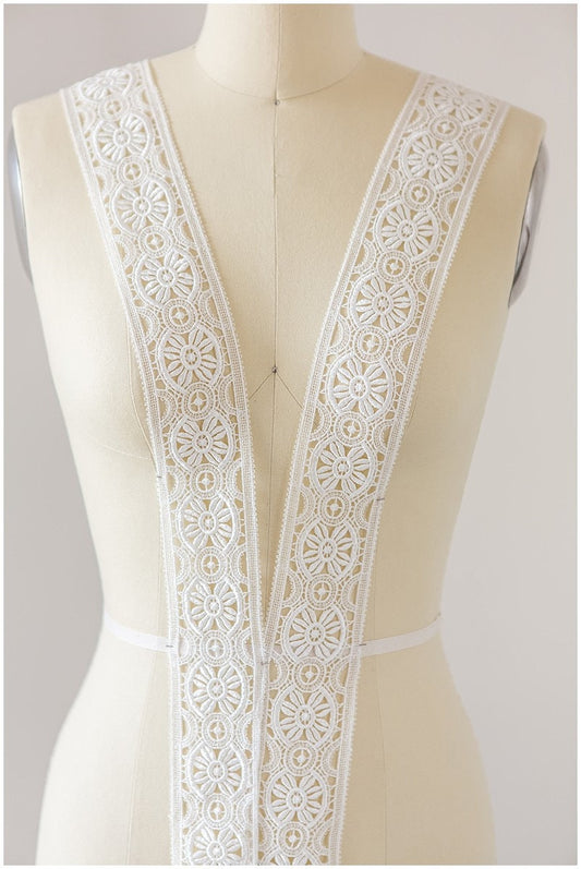 Beautiful guipure lace trim/ off-white lace trim/ bridal lace trim/ lace veil/ boho crocheted bridal lace trim// T17-033