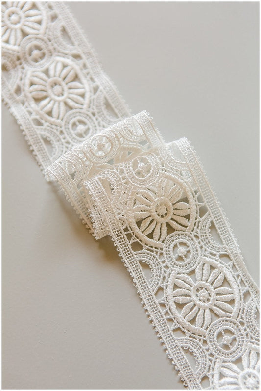 Beautiful guipure lace trim/ off-white lace trim/ bridal lace trim/ lace veil/ boho crocheted bridal lace trim// T17-033
