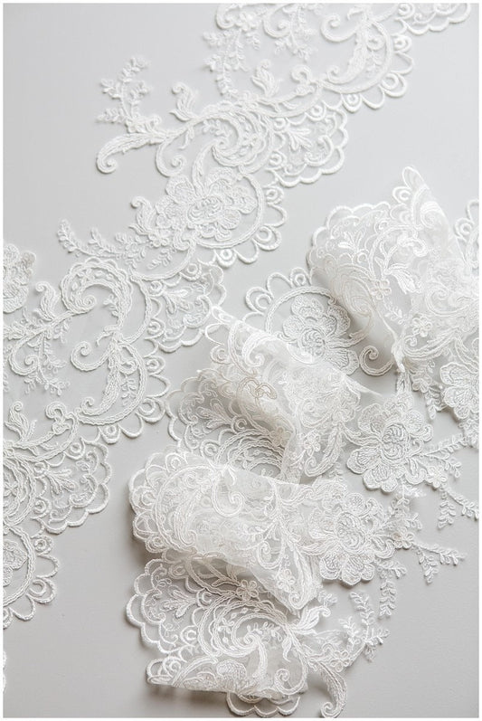 Romantic off-white lace trim/ floral bridal lace/ bridal lace trim/ veil lace trim/ wedding dress lace// T17-039