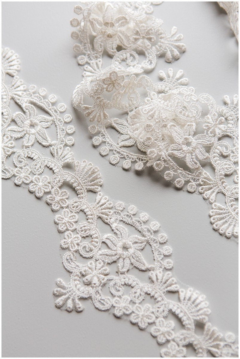 Bridal lace trim off-white/ wedding dress lace trim/ veil lace trim/ elegant bridal lace trim// T17-050