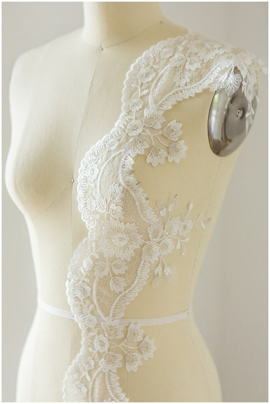 Soft embroidered lace trim/ elegant off-white bridal lace trim/ veil lace trim/ wedding dress lace// T17-040