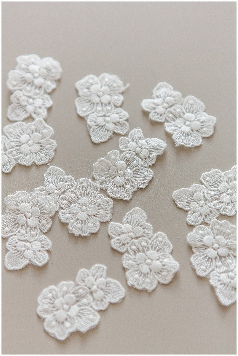 10Stk. kleine Spitzenblumen/ 3D Blumen zum Aufnähen/ 3D Blüten Spitzen Applikation/ 3D Spitzenblume/ Braut 3D Applikation// A17-145