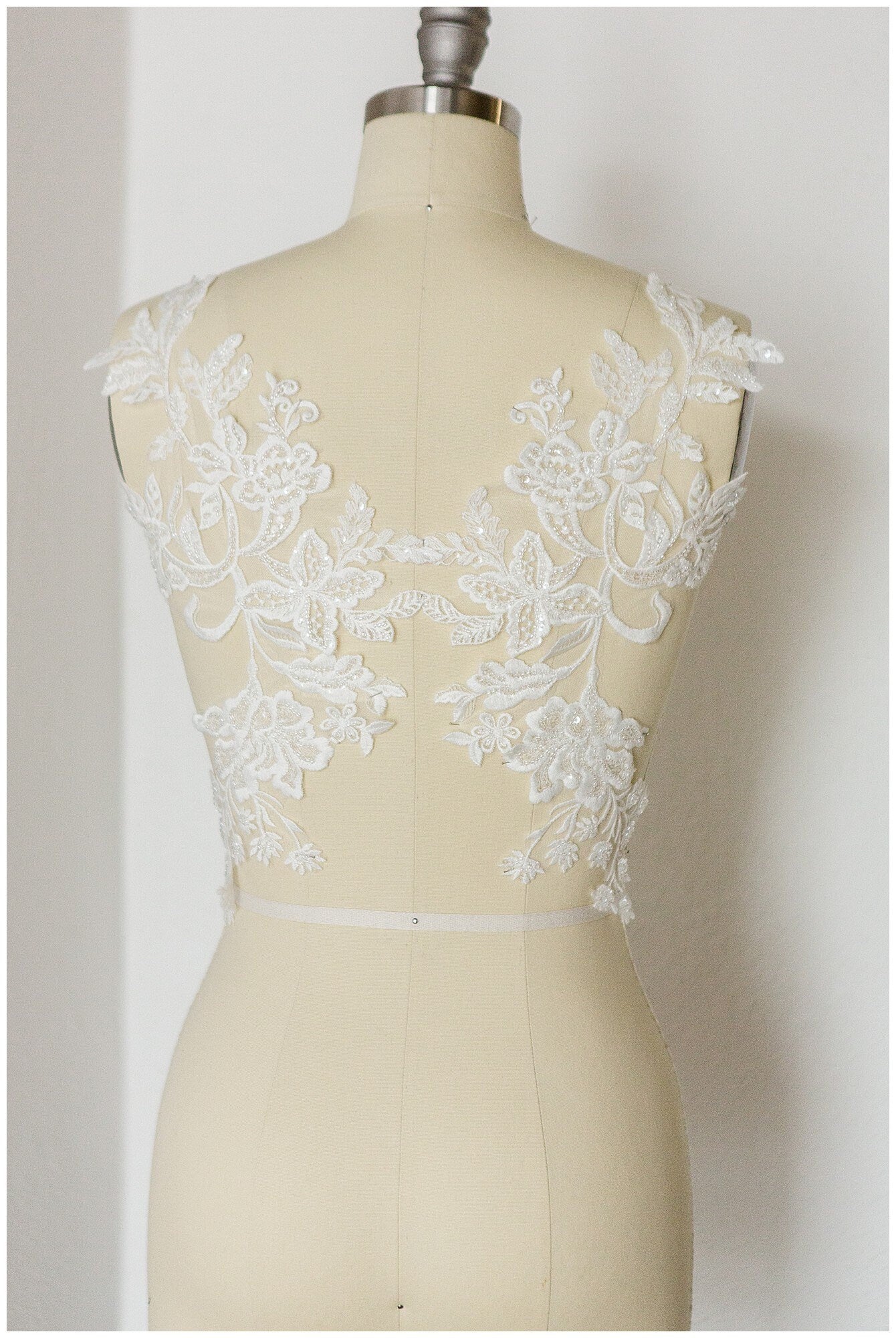 Perlenaufnäher für Brautkleid, Hochzeitskleid Spitzenaufnäher, Spitzenblume für Hochzeitskleid, Brautspitze Applikation// A17-151