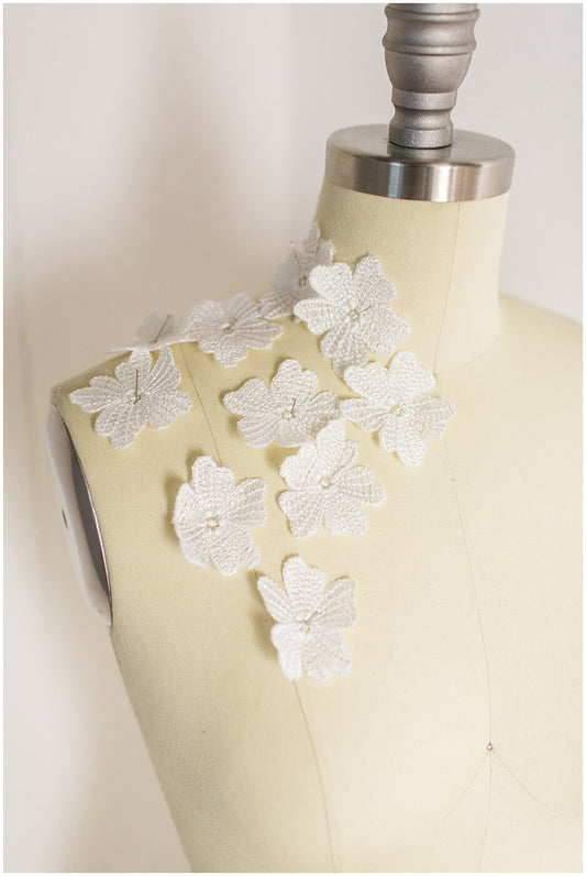 10pcs 3D flowers for sewing/ off-white on flower/ 3D lace flower/ wedding dress lace applique/ bridal applique// A19-167 